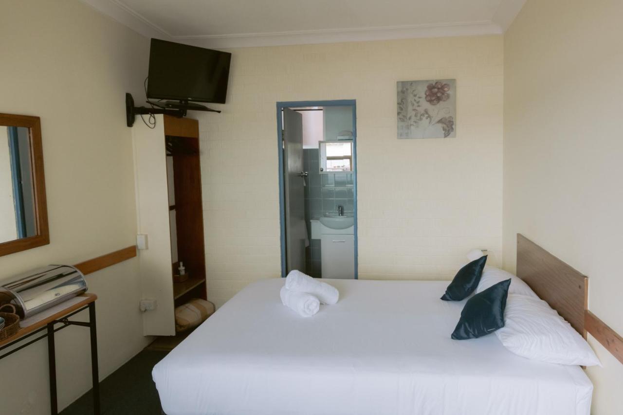 Black Swan Waterfront Motel (Adults Only) Swansea Buitenkant foto