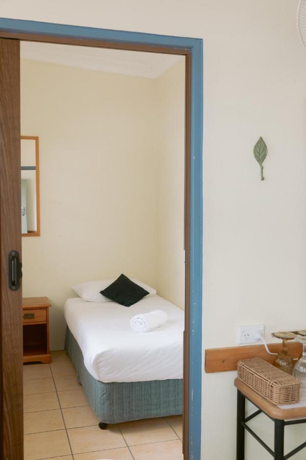 Black Swan Waterfront Motel (Adults Only) Swansea Buitenkant foto