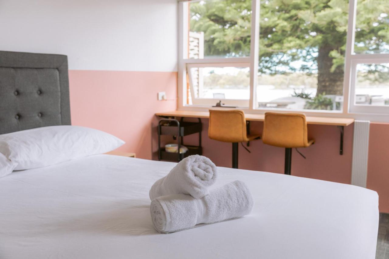 Black Swan Waterfront Motel (Adults Only) Swansea Buitenkant foto
